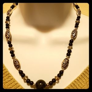 Women's fashion necklace in silver and black